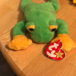NWT Smoochy frog ty beanie baby